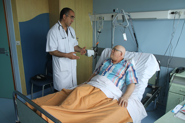  Dr-Laribi-avec-un-patient 